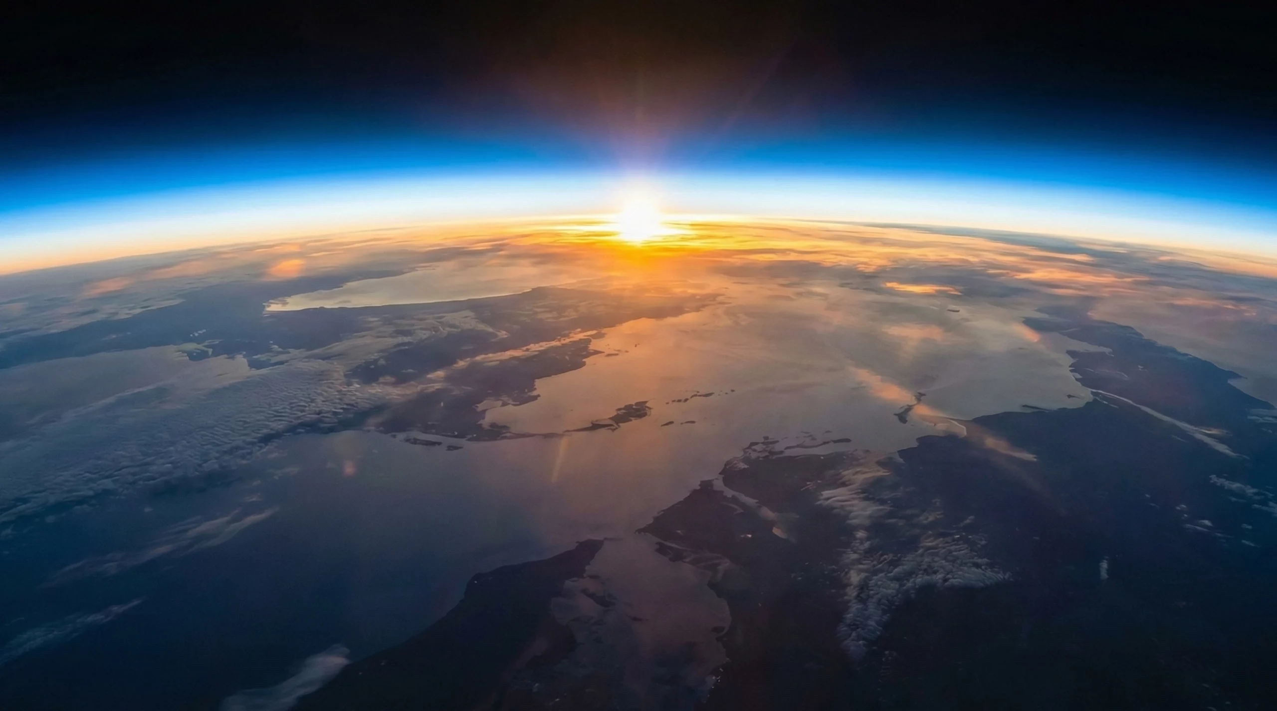 ue de la courbure terrestre au lever du soleil depuis la stratosphère, utilisée comme environnement de test pour la qualification technologique.
